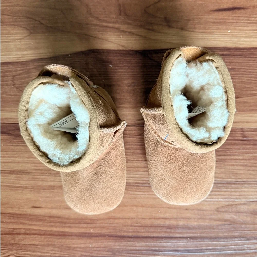 UGG Australia Baby Boots Tan‎ Suede Sheepskin Lined Infant Crib Shoes
